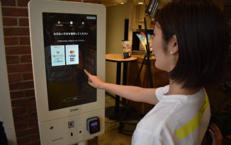 JR東日本フードビジネスが「R・ベッカーズ」にセルフ注文決済端末初導入、モバイルオーダーと併用でさらなる効率化と省人化を狙う