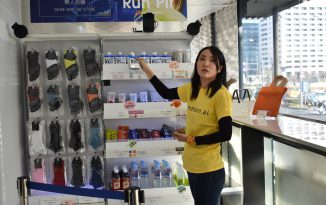 皇居ランナー向けに「決済アクション要らず」の無人ショップが登場。QR提示で入店し、商品を手に取って店を出るだけ