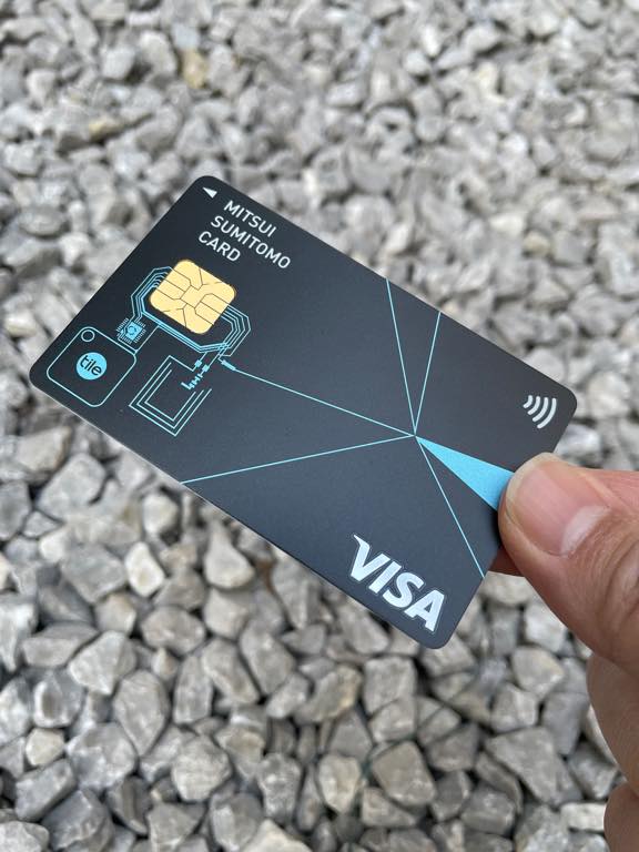クレジットカードからスマホが探せる！ 世界で初めてTileを内蔵した 