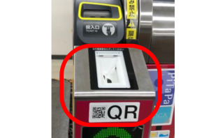 自動改札機への QR コードリーダー設置写真（出典：近畿日本鉄道の報道発表資料より）