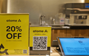 実店舗では「Atome」アプリにて店頭のQRコードを読み取り、支払いが完了（出典：デジタルガレージの報道発表資料より）