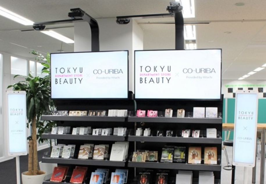 渋谷3店舗の東急百貨店 コスメ&ビューティーの「CO-URIBA」イメージ写真（出典：東急百貨店および日立製作所の報道発表資料より）
