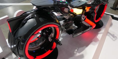 【コラム】ジャパンモビリティショー2025会場で『トロン:アレス』のライトサイクルを観た後、最先端の「AIサーバー冷却システム」も観る