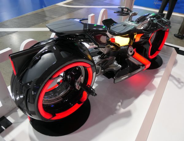 【コラム】ジャパンモビリティショー2025会場で『トロン:アレス』のライトサイクルを観た後、最先端の「AIサーバー冷却システム」も観る