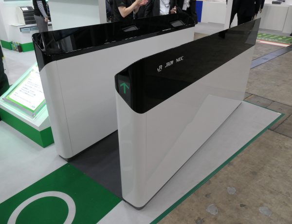 話題のタッチレス＆ウォークスルーな「顔認証改札機」も続々登場、2年ぶり開催の鉄道技術展から認証・決済の新提案を現地レポート