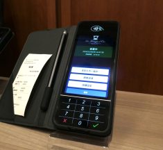 「エレガントで美しいサイン式テーブル決済の所作を再現したい」、厚さ9.99ミリの完全クラウド決済端末をエム・ピーとカードサービスが提供へ