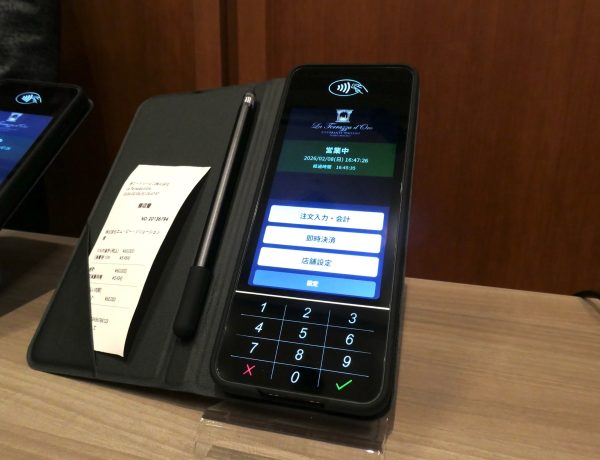 「エレガントで美しいサイン式テーブル決済の所作を再現したい」、厚さ9.99ミリの完全クラウド決済端末をエム・ピーとカードサービスが提供へ