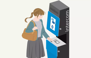 お客が端末下段にあるＩＣカードリーダー部分にカード等を置いて、駅社員が駅事務室内から遠隔で機器を操作し、精算等を実施する場合の利用イメージ（出典：東京地下鉄、KDDI、サイエンスアーツの報道発表資料より）