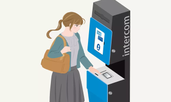 お客が端末下段にあるＩＣカードリーダー部分にカード等を置いて、駅社員が駅事務室内から遠隔で機器を操作し、精算等を実施する場合の利用イメージ（出典：東京地下鉄、KDDI、サイエンスアーツの報道発表資料より）